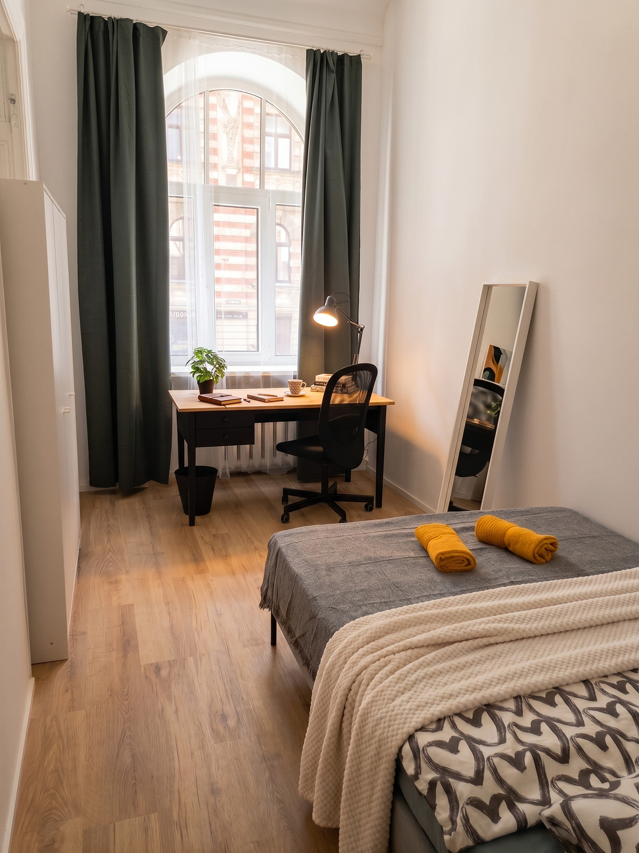 Single Room in a 6 BR Central Flat Share